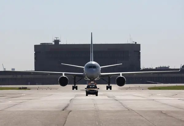 Un vehículo de control de pista se posiciona delante de un avión de pasajeros Airbus A-319 que se prepara para el despegue en el aeropuerto de Sheremetyevo en Moscú, Rusia, el jueves 13 de septiembre de 2012.