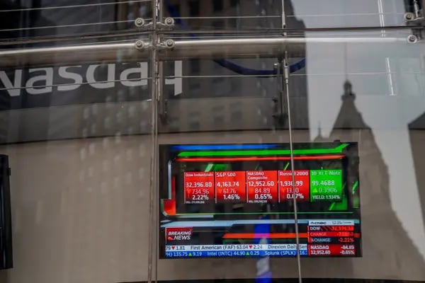 Noticias del mercado de valores en un televisor en el Nasdaq MarketSite en el barrio de Times Square de Nueva York, Estados Unidos, el jueves 24 de febrero de 2022.  Fotógrafo: Amir Hamja/Bloomberg