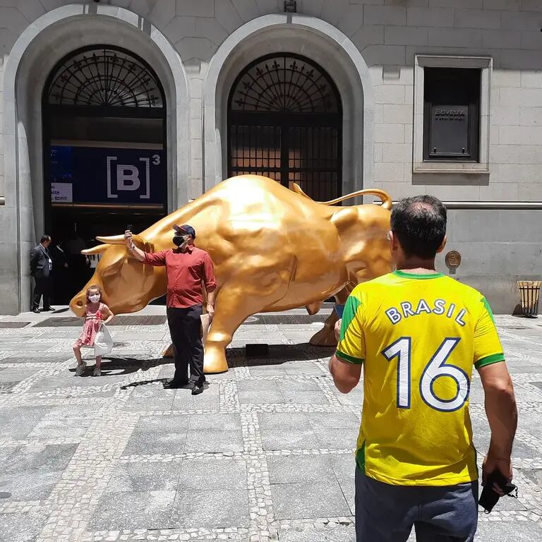 Desde sua instalação no último dia 16 de novembro, o Touro de Ouro virou ponto instagramável com pedestres e turistas fazendo selfie diante da peçadfd