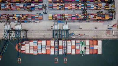 Navio e contêineres no porto de Santos: aumento dos estoques de fertilizantes causa impacto nos preços