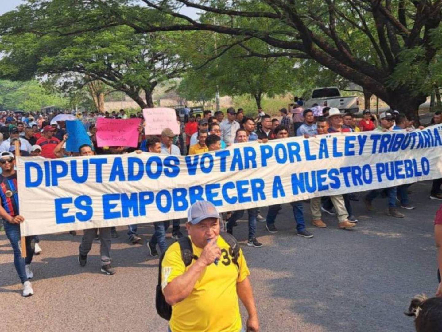 Ambiente en la protesta de empleados de empresas agroindustriales en el sur de Honduras.