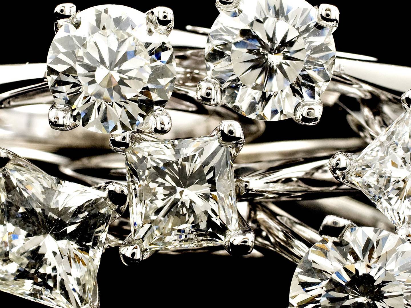 Anillos de compromiso de diamantes de la colección Zales Celebration Diamond se exponen en una tienda Zales de Nueva York, Estados Unidos, el martes 15 de septiembre de 2009. La colección Celebration Diamond presenta piedras talladas con 102 facetas patentadas.dfd