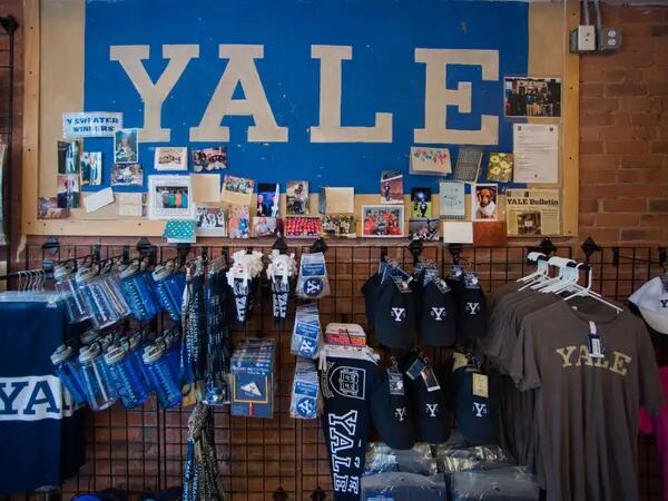 Loja de produtos em Yale, uma das faculdades mais bem avaliadas e disputadas dos EUA (Craig Warga/Bloomberg)