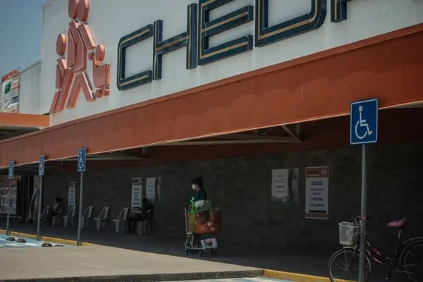 Un comprador con una máscara protectora se encuentra afuera de un supermercado Chedraui en Nuevo Vallarta, estado de Nayarit, México, el martes 28 de abril de 2020.