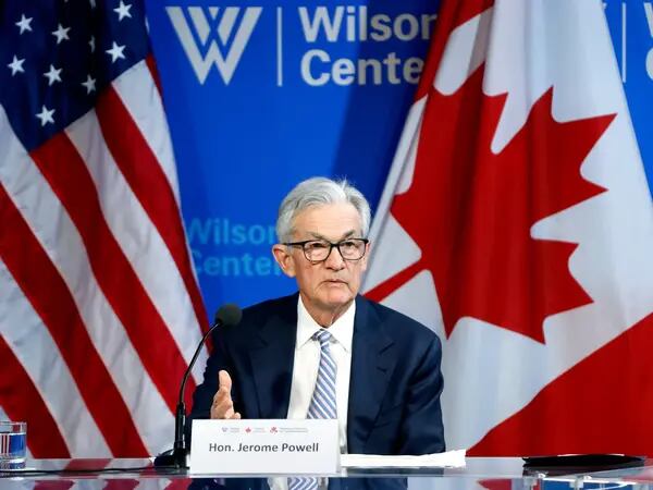 Powell diz que deve levar mais tempo para o Fed iniciar corte de jurosdfd