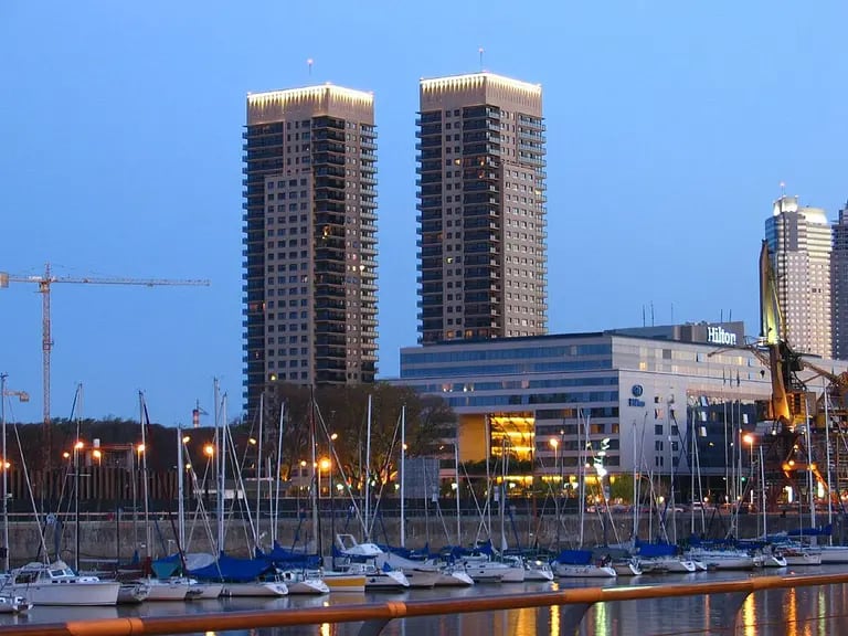 Este hotel 5 estrellas está ubicado en el corazón de Puerto Madero.dfd