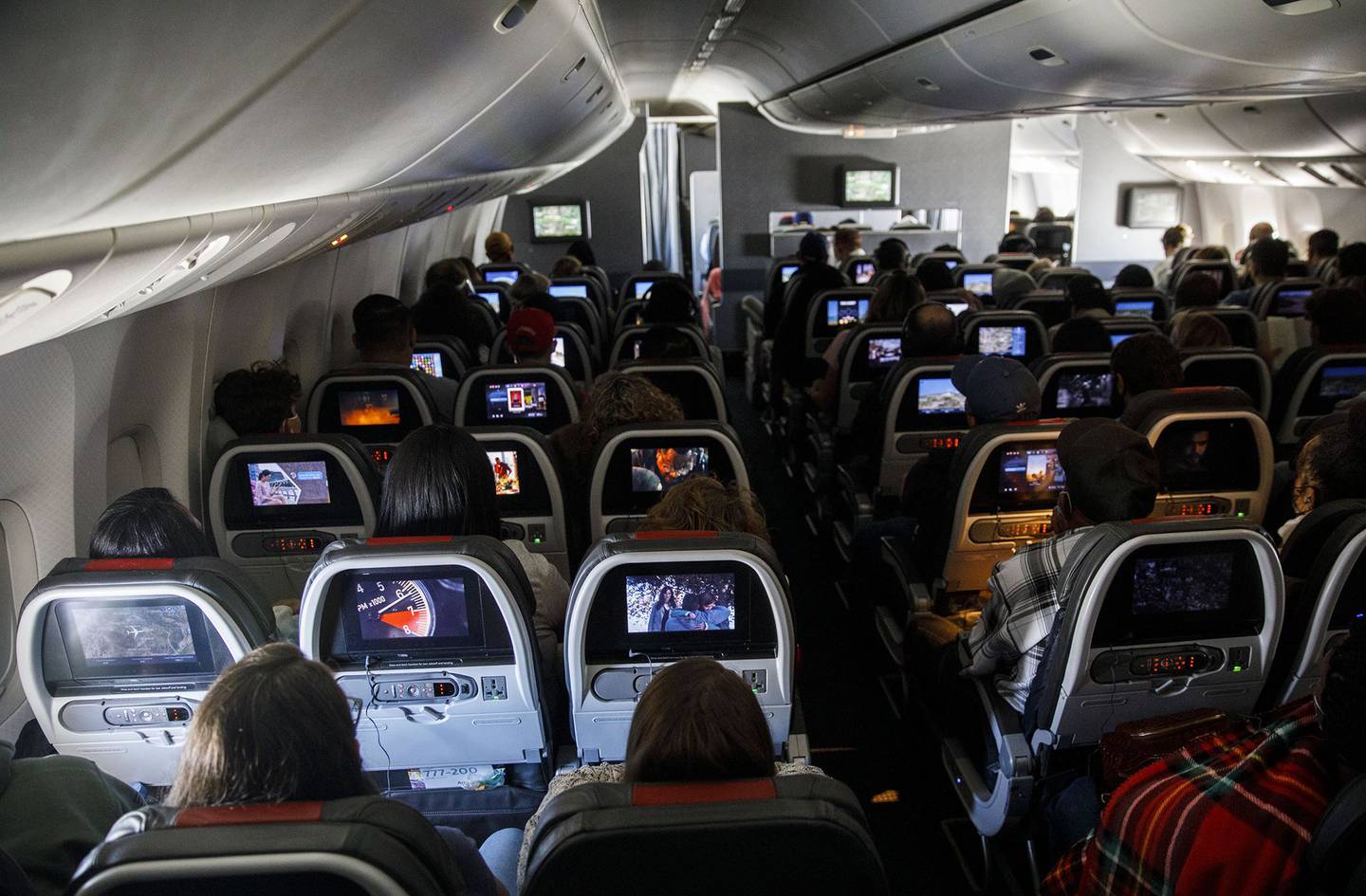 Pasajeros en clase económica durante un vuelo de American Airlines Group Inc. en un Boeing 777-200