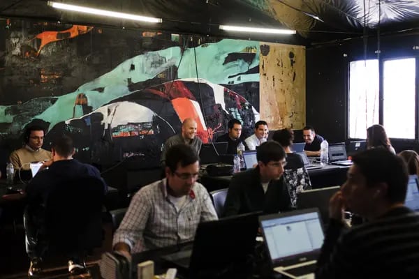 Emprendedores tecnológicos utilizan sus ordenadores portátiles en las oficinas de CoworkLisboa, que ofrece espacio de oficina para las nuevas empresas en Lisboa, Portugal, el miércoles 18 de noviembre de 2015.