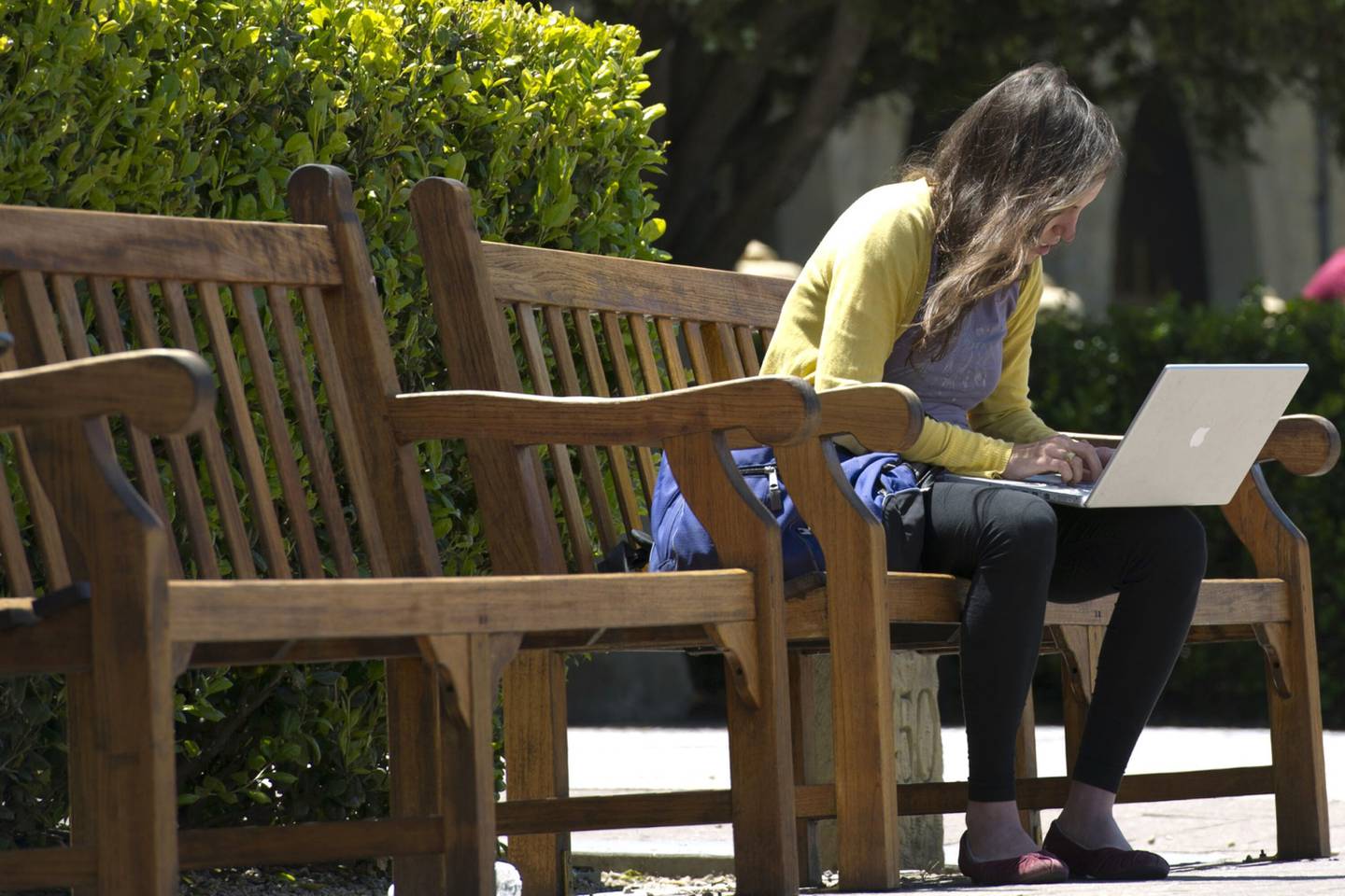Una estudiante trabaja en su ordenador en la Universidad de Stanford en Palo Alto, California, Estados Unidos.