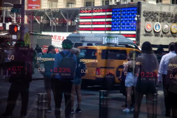 Información bursátil en una ventana del Nasdaq MarketSite en Nueva York, Estados Unidos, el martes 31 de mayo de 2022.