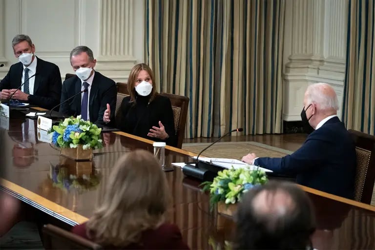 Mary Barra, durante una reunión con el presidente Joe Biden en la Casa Blanca el 26 de enero de 2022.dfd