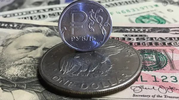 Imagen de rublos y dólares