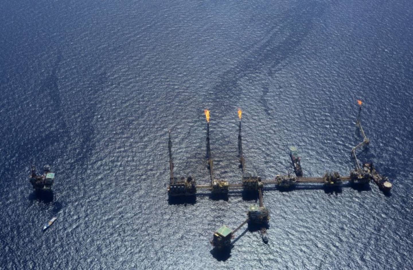 Gas es quemado en torres  sobre una plataforma de perforación de la empresa estatal Petróleos Mexicanos (Pemex) en el complejo petrolero Ku-Maloob-Zaap en el Golfo de México.