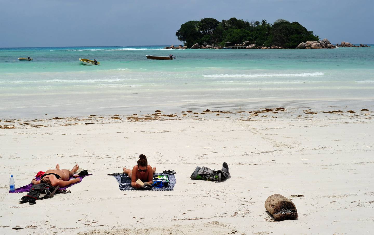 Turistas tomando el sol en una playa de la isla de Praslin (Seychelles). En Seychelles las visitas vacacionales aumentaron un 11% el año pasado.