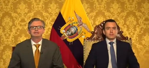 El ministro de Economía, Juan Carlos Vega, junto al Presidente, Daniel Noboa Azín
