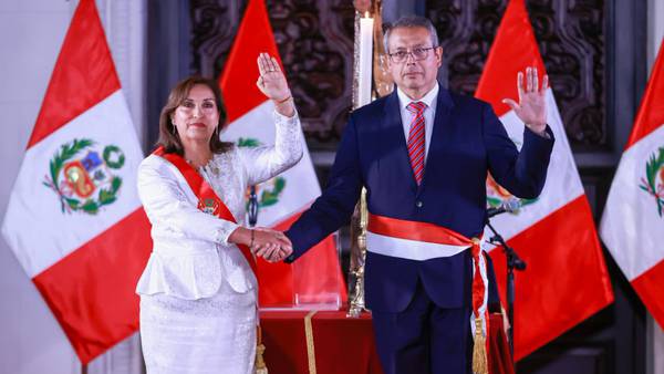 Presidenta de Perú juramenta a nuevos ministros para solventar la crisis políticadfd