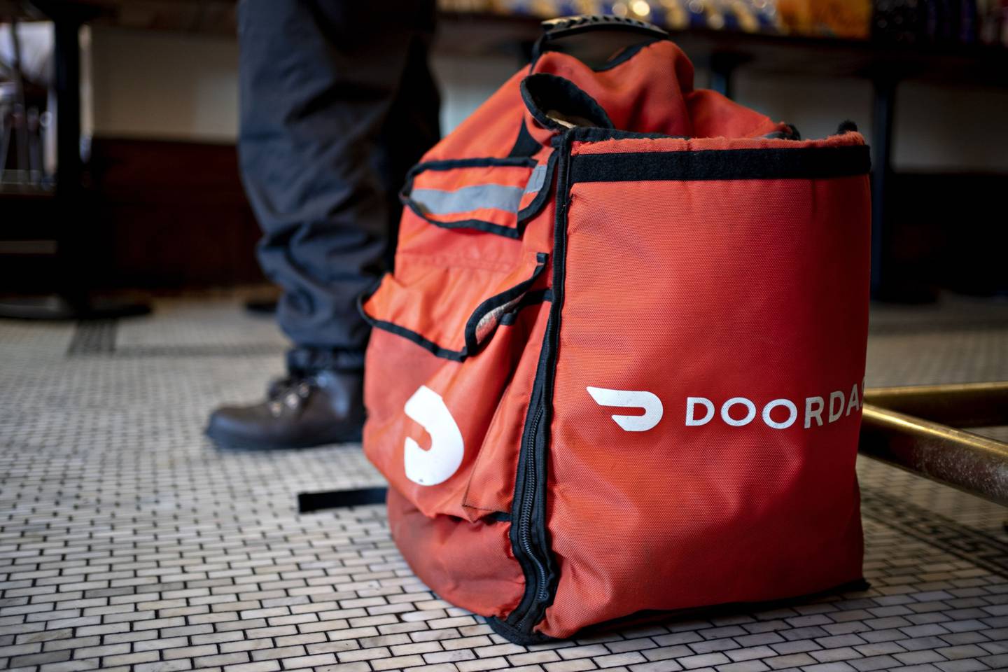 Una bolsa de entrega de DoorDash Inc. se encuentra en el suelo del restaurante del Chef Geoff en Washington, D.C., Estados Unidos, el jueves 26 de marzo de 2020.