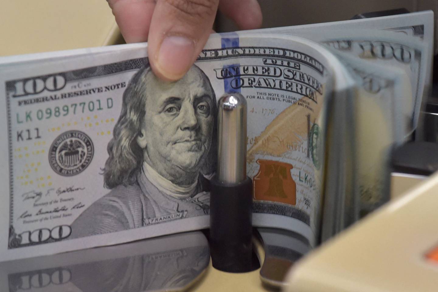 Monedas registran desempeño mixto este lunes antes de datos clave de Colombia