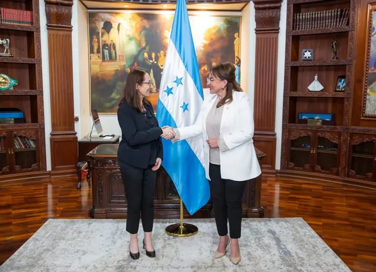 La científica María Elena Bottazzi y la presidenta Xiomara Castro forman parte del listado.dfd