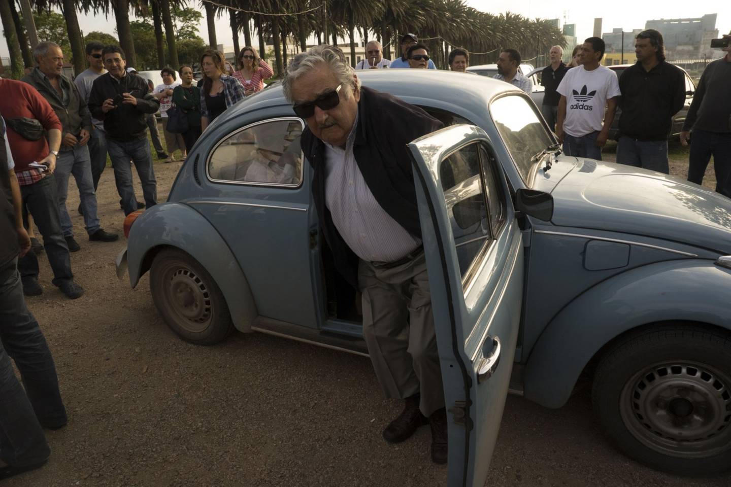 El líder político llega a un colegio electoral en su propio automóvil en Montevideo, Uruguay, el domingo 26 de octubre de 2014.dfd