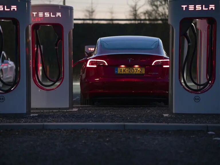 Un automóvil eléctrico Tesla Inc. Modelo 3, cargando, en una estación de recarga de Tesla en Breukelen, Países Bajos.dfd
