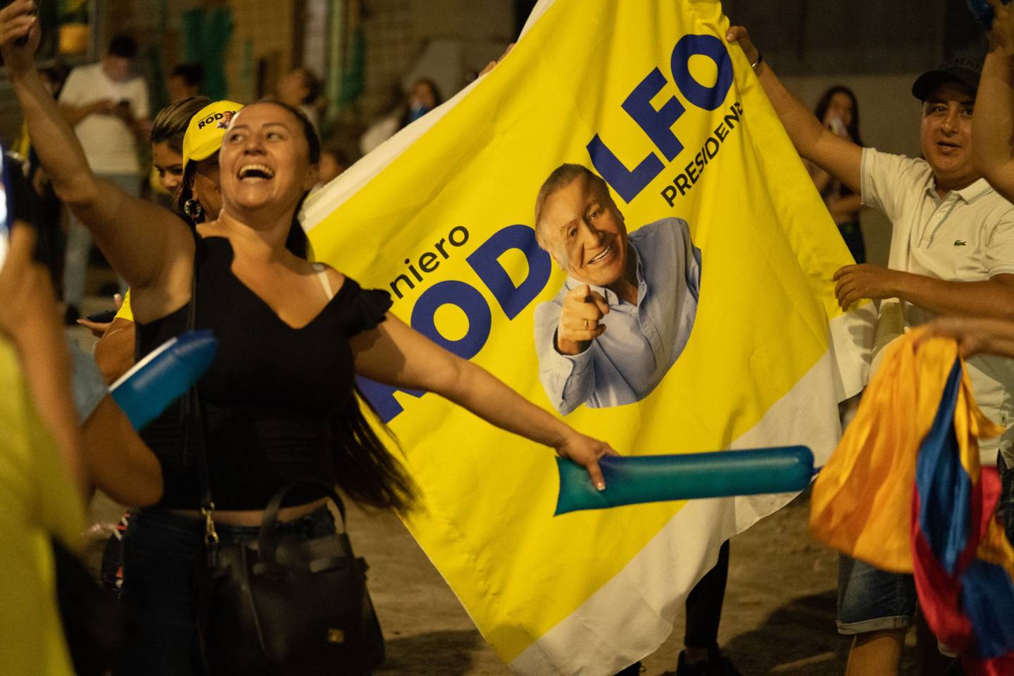 Simpatizantes de Rodolfo Hernández, candidato presidencial independiente, animan durante un mitin de la noche electoral después de la primera ronda de las elecciones presidenciales en Bucaramanga, Colombia, el domingo 29 de mayo de 2022.