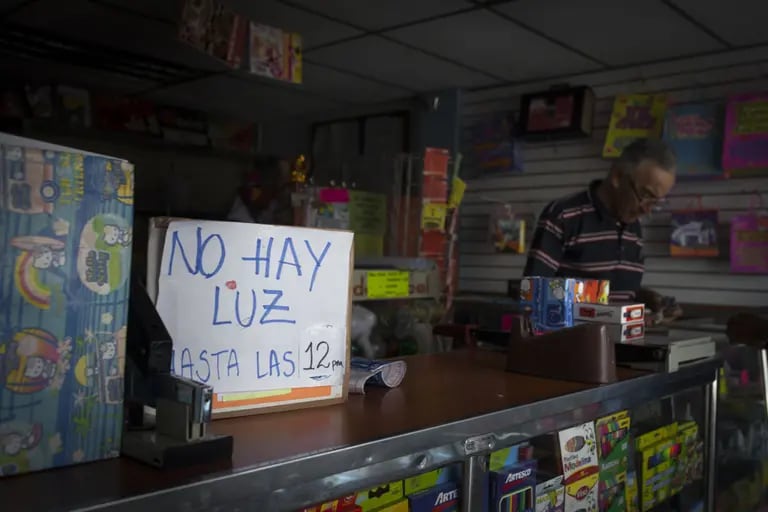 Un letrero en el mostrador de una papelería dice: "No hay luz hasta las 12 pm", en Charallave, Venezuela, el lunes 25 de abril de 2016. Fotógrafo: Wilfredo Riera / Bloombergdfd