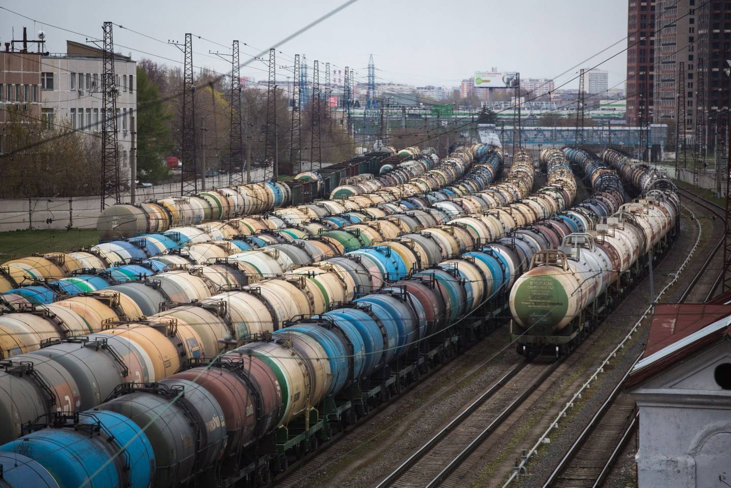 Vagones de ferrocarril para carga de petróleo, combustible y gas licuado se encuentran en la estación de tren de Yanichkino, junto a la refinería Gazprom Neft PJSC Moscow en Moscú, Rusia.
