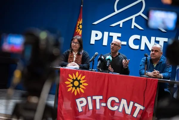 Elbia Pereira, Marcelo Abdala y José Lorenzo López, que integran el Secretariado Ejecutivo del PIT-CNT, dieron este martes una conferencia de prensa. Foto: PIT-CNT