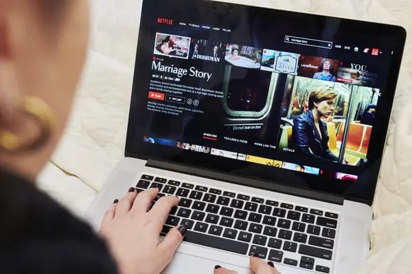 La pantalla de inicio de la película original de Netflix Inc. "Marriage Story" se muestra en una computadora portátil Apple Inc.
