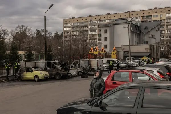 Autos destruidos tras un ataque ruso