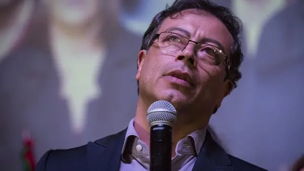 Gustavo Petro, que lidera encuestas en Colombia, busca crear frente antipetróleodfd