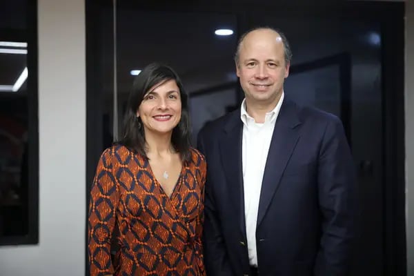 La ministra de Minas y Energía, Irene Vélez Torres, y el presidente de la Asociación Colombiana de Petróleo y Gas (ACP), Francisco José Lloreda Mera.