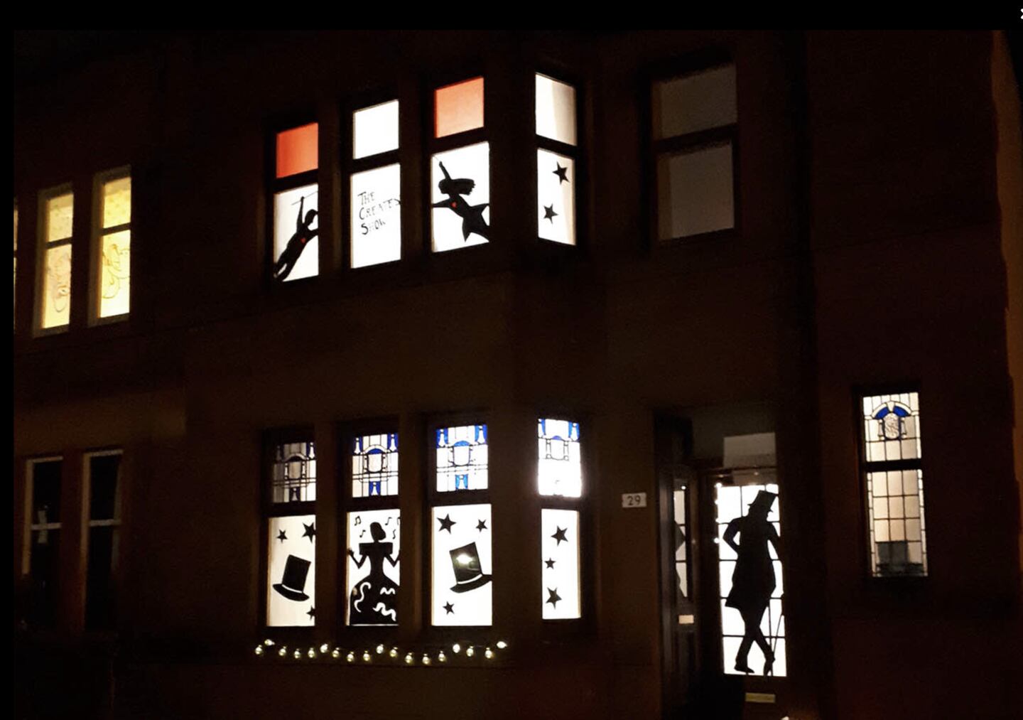 Mais janelas poderiam ser iluminadas com displays de luz, como estes criados para o bairro de Strathbungo, em Glasgow