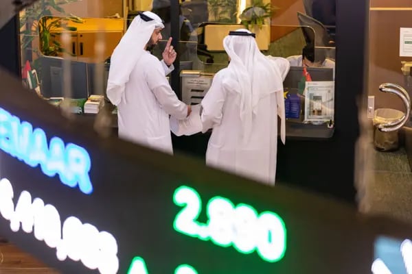Los inversores visitan el Mercado Financiero de Dubái PJSC (DFM) en Emiratos Árabes Unidos, el martes 10 de marzo de 2020..
