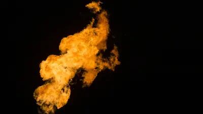 Una llama de gas arde al atardecer en la cuenca del Pérmico en Texas