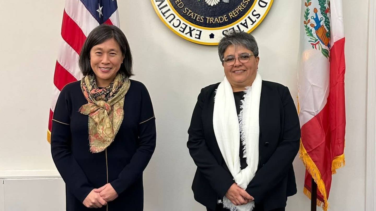 Katherine Tai, representante comercial de EE.UU. (izquierda), se reunió por primera vez de forma presencial en Washington con Raquel Buenrostro, titular de la Secretaría de Economía (derecha).