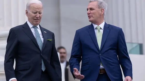 Biden se reúne con McCarthy por techo de deuda en medio de ansiedad en los mercadosdfd