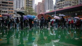 Miles de personas huyen a China continental tras brote de Covid-19 en Hong Kong