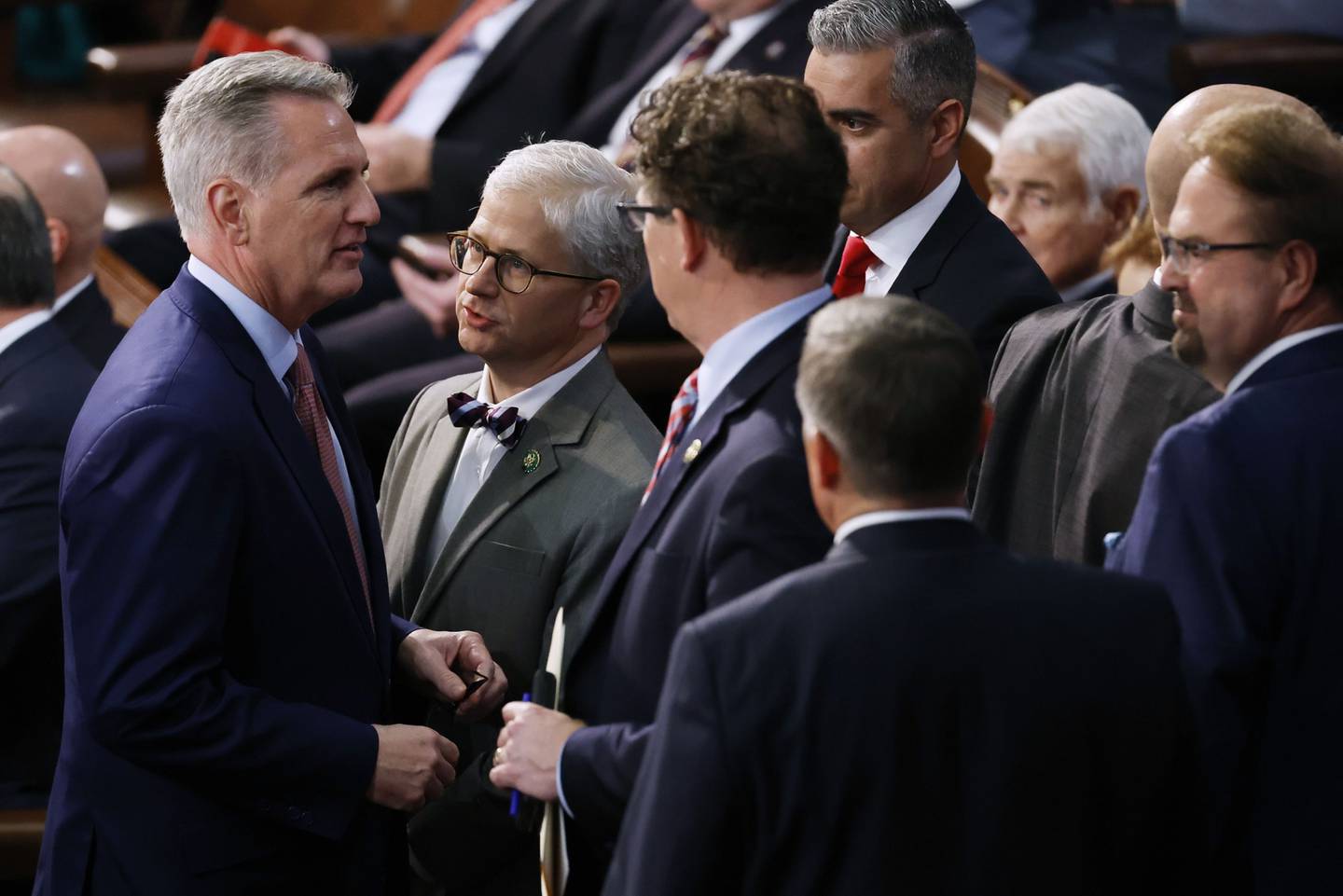 El republicano Kevin McCarthy junto a otros miembros del partido republicano