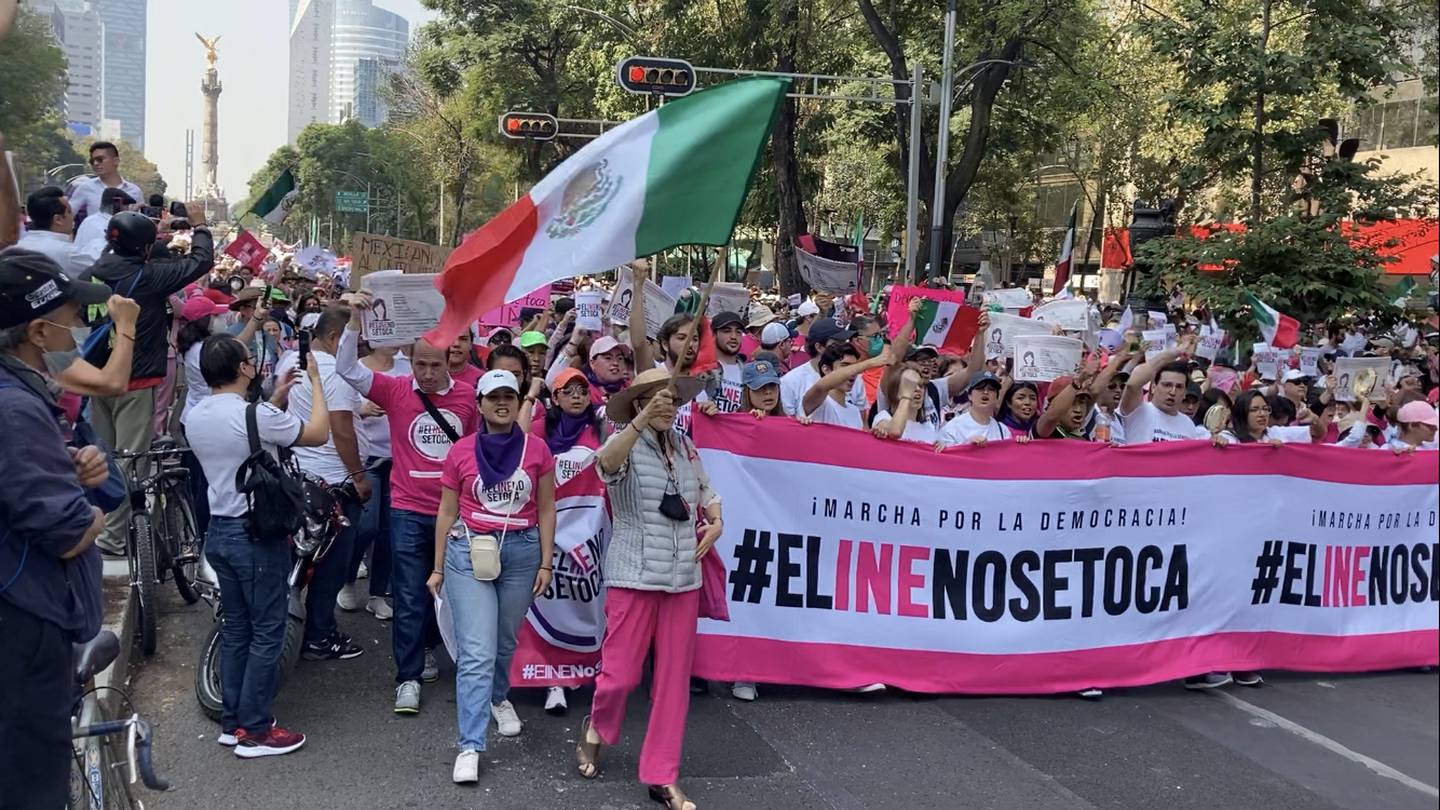 Miles de ciudadanos y representantes de diferentes partidos políticos salieron a las calles a marchar en más de 50 ciudades, vestidos de rosa y blanco, los colores del INE, para protestar en contra de la reforma electoral constitucional que propuso el presidente López Obrador.