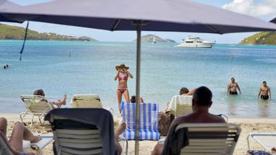 Jóvenes estadounidenses desafían la inflación para hacer viajes de verano “YOLO”dfd