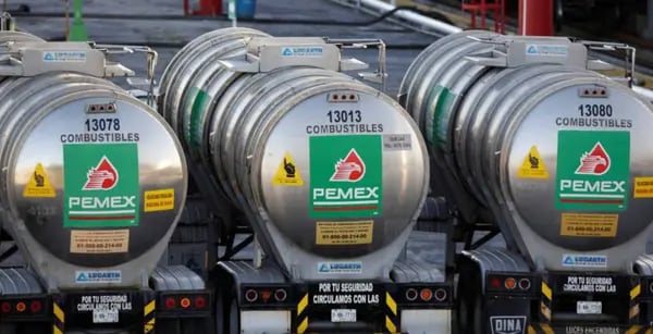 Pipas de transporte de combustible de la empresa estatal Petróleos Mexicanos (Pemex).