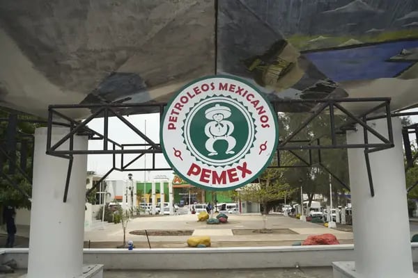 Un letrero antiguo de la empresa Petróleos Mexicanos (Pemex) en el pueblo de Ebano en el estado de San Luis Potosí, México.