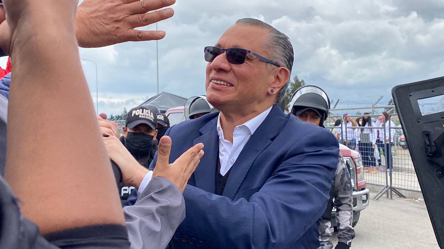 El exvicepresidente Jorge Glas a su salida de la cárcel de Latacunga este domingo 10 de abril.