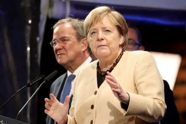 Angela Merkel, canciller de Alemania, a la derecha, y Armin Laschet, candidato a canciller por la Unión Cristianodemócrata (CDU), durante un mitin de campaña electoral en Stralsund, Alemania, el martes 21 de septiembre de 2021. Fotógrafo: Liesa Johannssen-Koppitz/Bloomberg