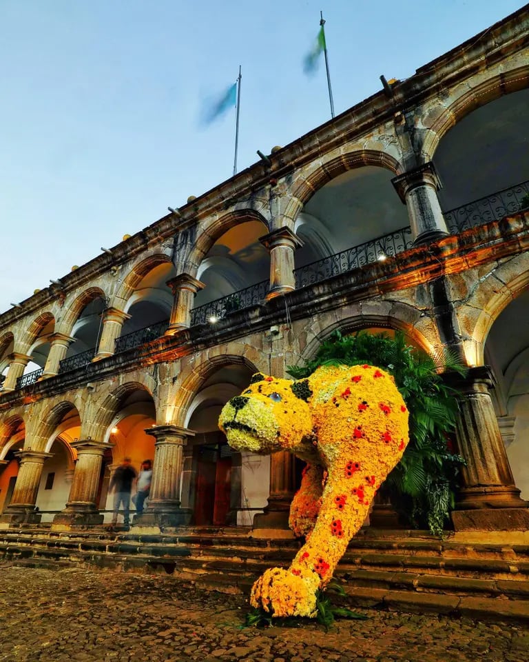 Es una escultura en metal del artista Edwin Estuardo Tejada Chonay, herrero de la Municipalidad de Antigua Guatemala.dfd