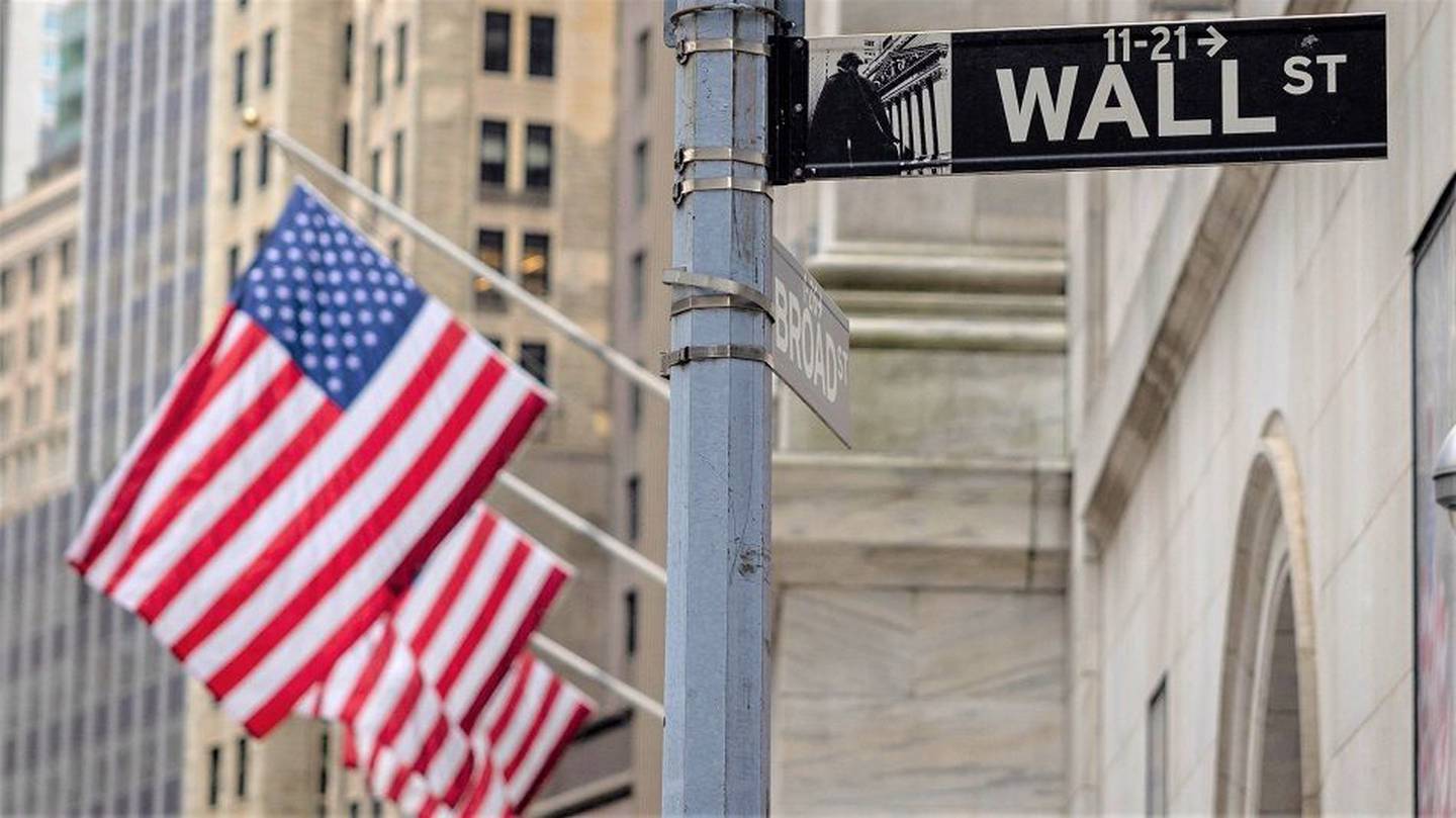 Señalización de Wall Street afuera de la Bolsa de Valores de Nueva York. Fotógrafo: Yuki Iwamura/AFP/Getty Images