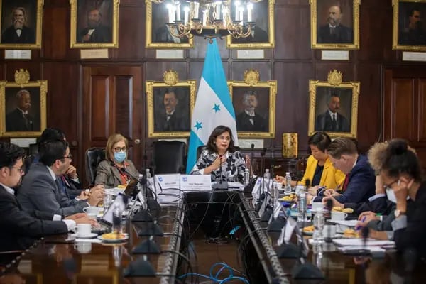 Reunión que la secretaria de Finanzas, Rixi Moncada, y el Gabinete Económico sostuvo en abril pasado con una misión del FMI en Tegucigalpa.