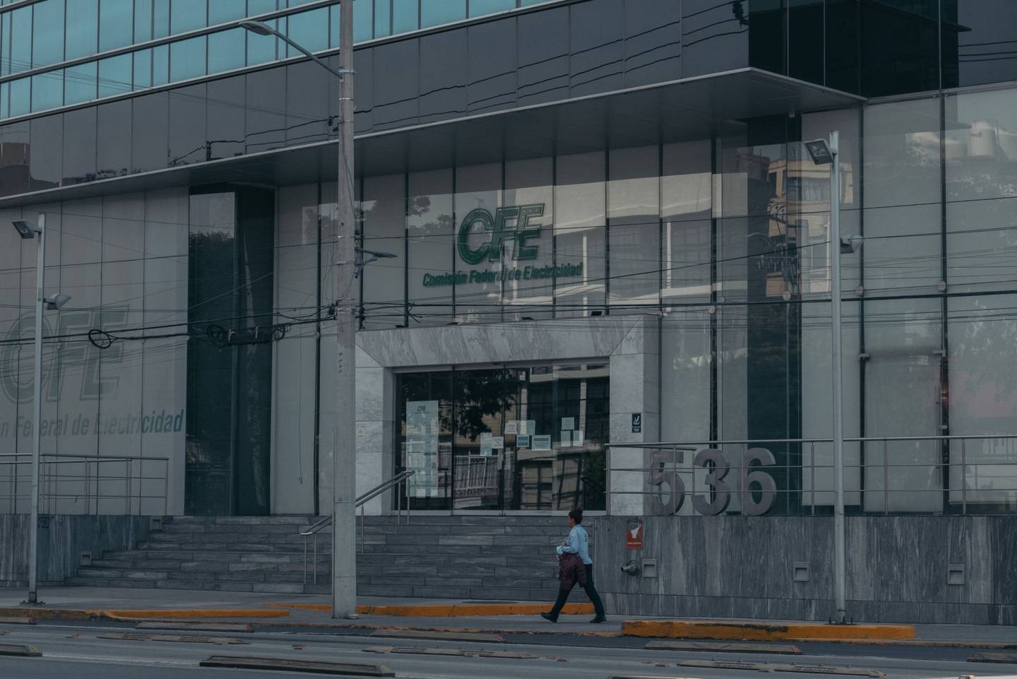 El edificio de la Comisión Federal de Electricidad (CFE) en la ciudad de México durante abril de 2022.